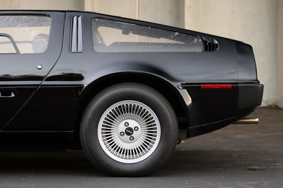 Детали экстерьера DeLorean DMC-12 in Black 1981 года  (фото 31 из 207)
